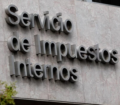 La nueva resolución deroga la normativa existente y establece un nuevo procedimiento para inscribirse al régimen simplificado aplicable a contribuyentes que presten servicios en forma remota a contribuyentes no afectos a IVA, así como las instrucciones para optar a los distintos periodos de tributación bajo dicho régimen.